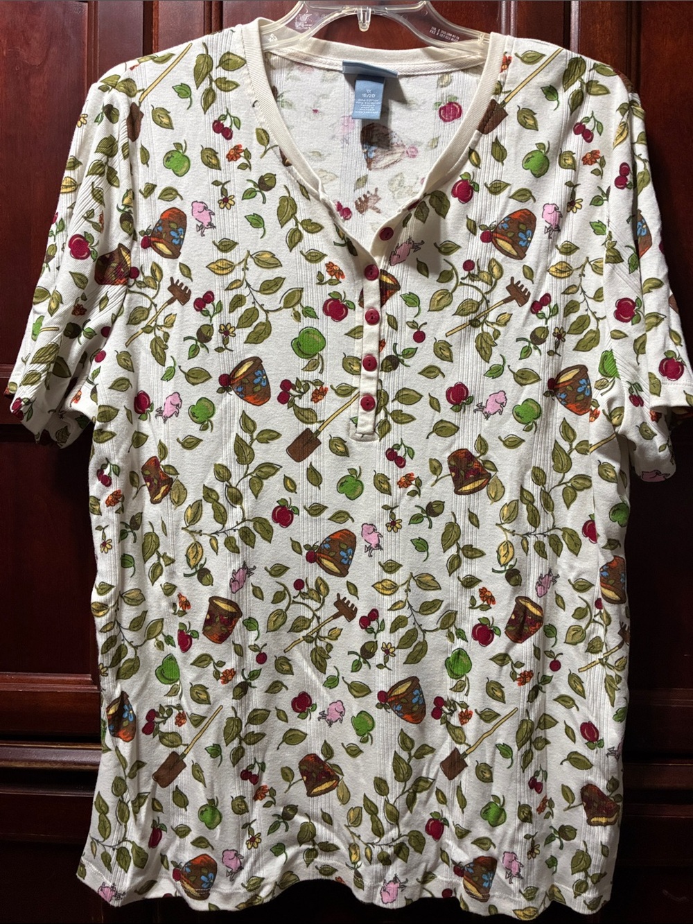 Women’s vintage 1X cream short sleeve Tee with Garden Print